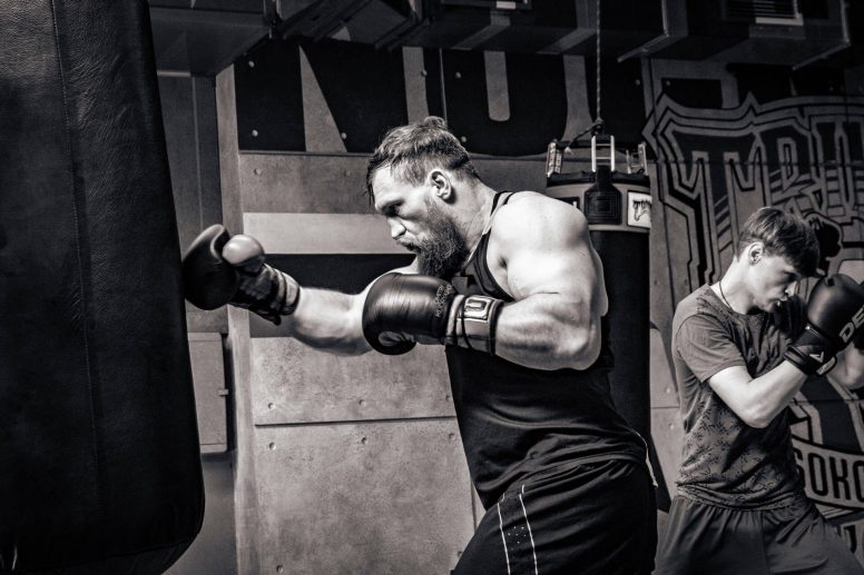 Hombre en entrenamiento de boxeo