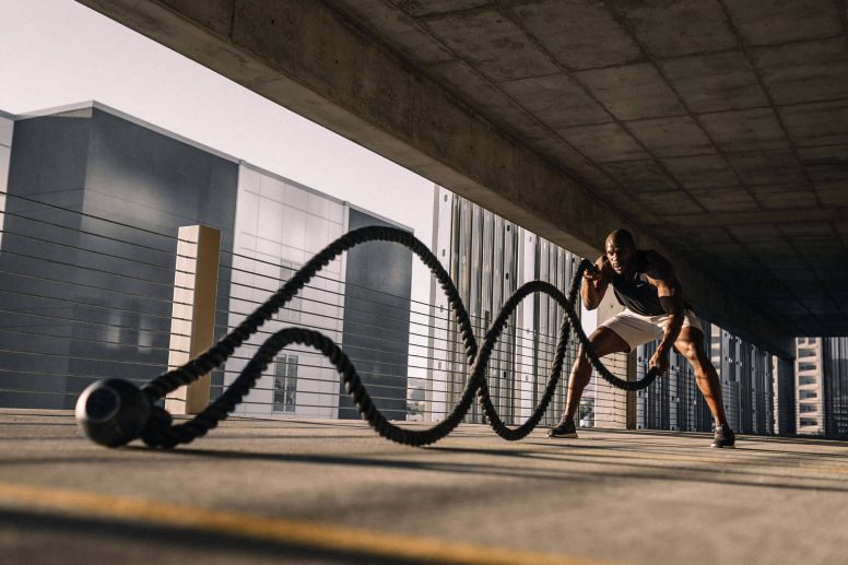 Hombre entrenando con cuerdas