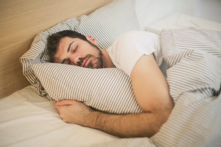 Hombre durmiendo para evitar lesiones al entrenar