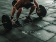 Hombre entrenando CrossFit, la importancia de usar una técnica adecuada