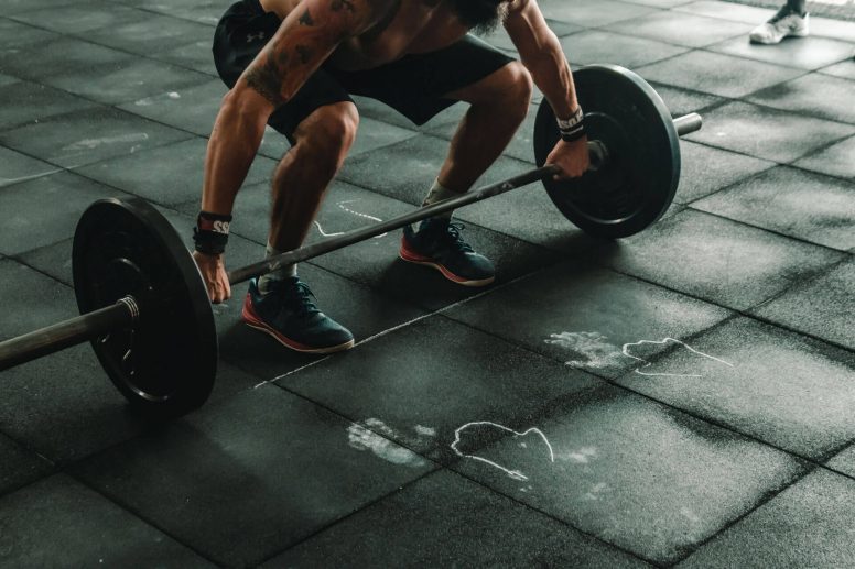 Hombre entrenando CrossFit, la importancia de usar una técnica adecuada