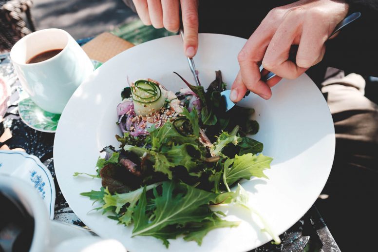 Se puede comer sano en un restaurante al pedir una ensalada