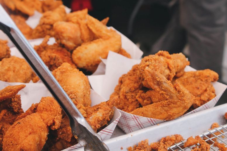 Una de los alimentos menos saludables a evitar en los restaurantes de fast food para el ejercicio, es el pollo frito por su cantidad de grasas saturadas