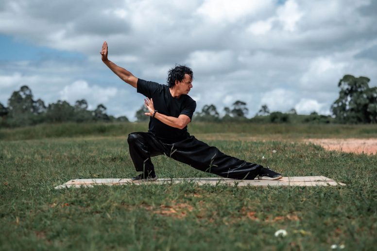 Hombre en un entrenamiento de Tai Chi