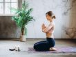 Mujer usando el yoga y la meditación metta como una de las técnicas de relajación para reducir el estrés